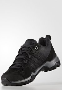 Scarpe sportive nere con tomaia in rete e dettagli sintetici, caratterizzate da un design con lacci, punta rinforzata e suola in gomma testurizzata.