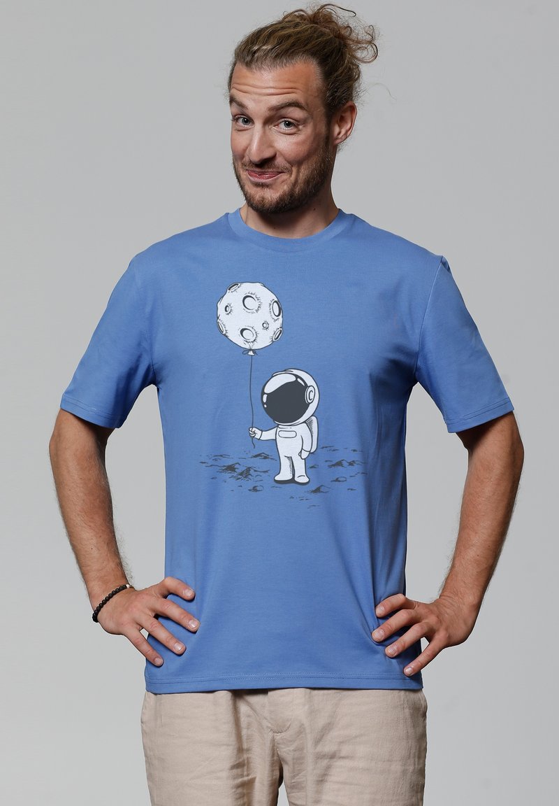Blauwe katoen t-shirt met een bedrukte astronaut die een maanvormige ballon vasthoudt. Korte mouwen, ronde halslijn, casual pasvorm en eenvoudig ontwerp.