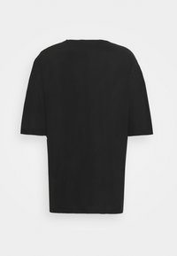 Musta, lyhythihainen t-paita rentohkolla istuvuudella ja klassisella pyöreällä pääntiellä. Sileä kangas ilman näkyviä kuvioita tai yksityiskohtia, suunniteltu rentoon käyttöön.