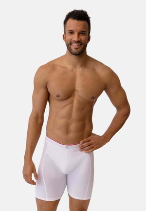 Hvide boxershorts med en tætsiddende design, der har en rød elastik. Materialet er glat, og teksturen er strækbar og let.