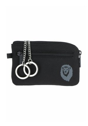 Pochette noire zippée avec petite poche avant, deux anneaux porte-clés argentés sur chaînes, et un logo tête de lion gris en bas à droite.