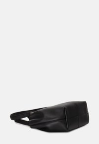 Borsa in pelle nera con una texture morbida, forma arrotondata e due manici corti. Presenta dettagli cuciti e una base liscia e piatta.