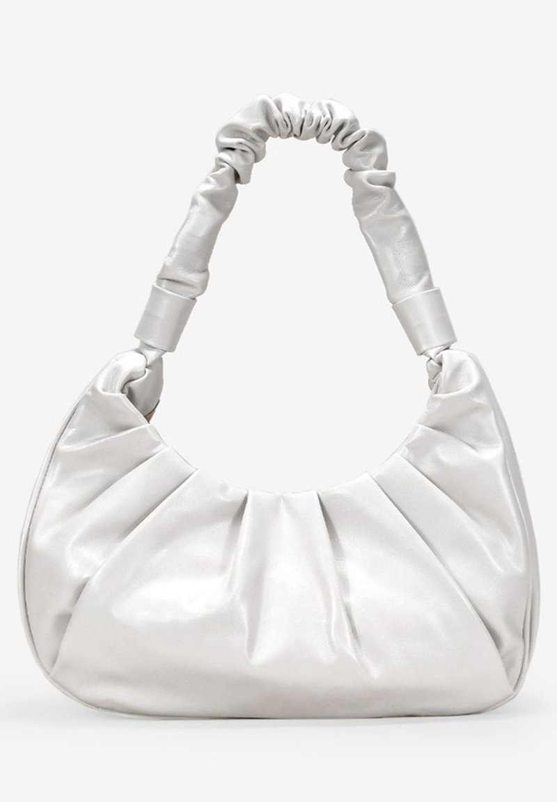 Sac à main en cuir souple blanc avec une anse froncée et des détails froncés sur le corps, présenté sur un fond uni.