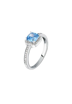 Anello in argento con una grande pietra quadrata blu, circondata da un alone di piccole pietre trasparenti lungo la fascia. Finitura liscia e lucida.