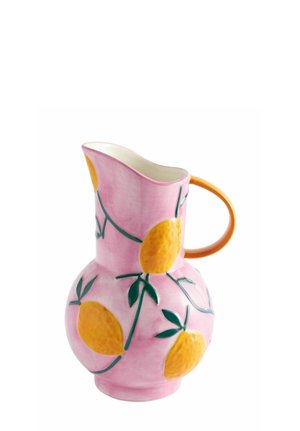 Keramikkrug mit rundem Boden und gebogenem Ausguss, rosa Hintergrund, orange Zitronen, grüne Blätter und ein oranger Griff.