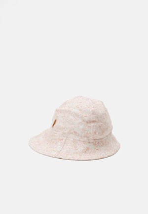 Chapeau de jardin fleuri en tons de rose doux avec un large bord, fabriqué en tissu léger. Présente un petit accent de marque sur le côté.