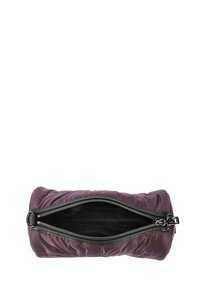 Borsa a mano in nylon viola con un design trapuntato, dotata di una cerniera nera e un interno foderato. Forma ovale con una texture liscia.