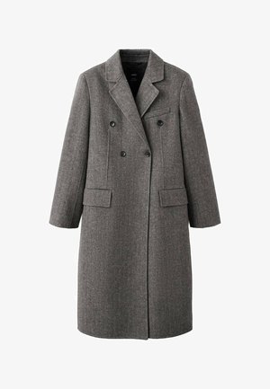 Long manteau gris en laine à double boutonnage avec revers à cran, deux poches à rabat et une poche poitrine passepoilée, conçu pour le temps froid.