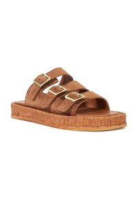 Bruine suède slide sandalen met drie verstelbare banden en gouden gespen, voorzien van een kurken zool voor extra hoogte en comfort.