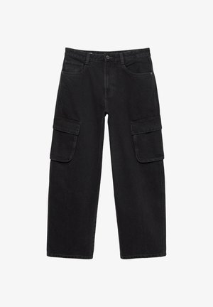 Czarne szerokie spodnie cargo z przodu zapinane na guzik i zamek, posiadające szlufki na pasek, boczne kieszenie na klapę oraz kieszenie z przodu i z tyłu.