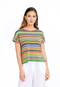 Top multicolore a maniche corte con motivi geometrici in verde, arancione, viola e giallo, con una vestibilità rilassata e scollatura rotonda.
