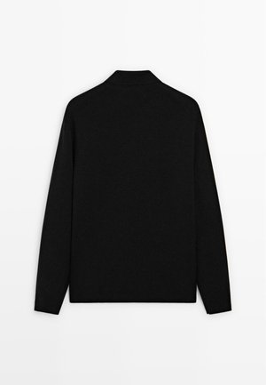 Schwarzer Pullover mit langen Ärmeln und minimalistischem Design, ausgestattet mit einem Kragen und weichem, strukturiertem Stoff. Keine Muster oder Hardware vorhanden.