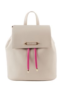 Beżowy skórzany plecak z klapą, złotymi akcentami i różowymi elementami ze sznurka. Posiada górną rączkę oraz regulowane ramiączka.
