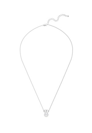 Collier délicat en chaîne argentée avec une perle ronde en argent au-dessus d'un pendentif en perle blanche ronde unique et une chaîne à fermoir réglable.