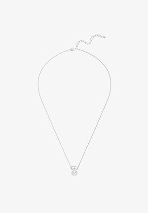 Collier délicat en chaîne argentée avec une perle ronde en argent au-dessus d'un pendentif en perle blanche ronde unique et une chaîne à fermoir réglable.