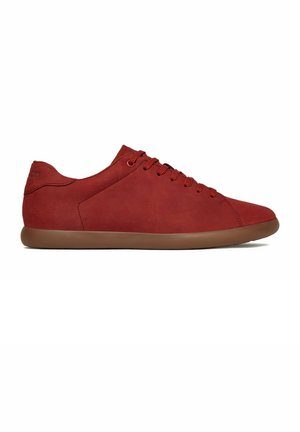 Roter niedriger Sneaker mit passenden roten Schnürsenkeln und brauner flacher Sohle, seitlich auf weißem Hintergrund gezeigt.
