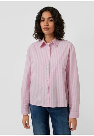 Chemise rose clair à manches longues avec des rayures verticales blanches et vertes. Présente un col pointu et une coupe décontractée. Portée avec un jean bleu.