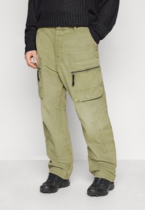 MULTI POCKET CARGO RELAXED - Brīva piegriezuma džinsi - light green