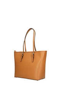 Sac fourre-tout en cuir tan avec deux longues poignées, une forme structurée, des détails de couture subtils et des accents en métal doré à la base.