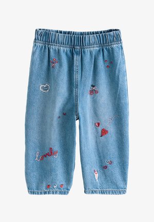 Világoskék elasztikus derekú farmernadrág hímzett piros szívekkel, virágokkal, cseresznyékkel és a "lovely" szóval a lábszárakon.