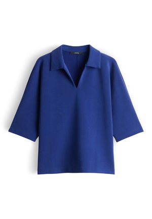 Blauw shirt met korte mouwen, een brede kraag en een V-hals, plat uitgestald op een witte achtergrond.