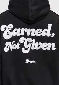 Sweat à capuche noir avec le texte blanc "Earned, Not Given" en grosses lettres grasses et le logo "Dropsize" plus petit en dessous au dos.
