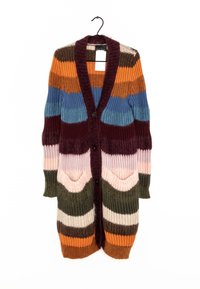 Stickad cardigan i randiga färger: vinröd, orange, blå, grön, rosa. Har två framfickor, öppen front och stora knappar.