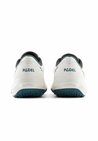 Witte sportschoenen met een gladde textuur, donkergrijze accenten en teal details. "PADEL" gedrukt op de hak, ontworpen voor tennis.