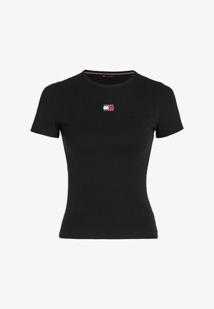 T-shirt noir à côtes avec un col rond et des manches courtes, comportant un logo rectangulaire brodé sur la poitrine en rouge et bleu.