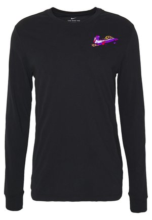 Sort langærmet Nike T-shirt med en lille farverig grafik af en lilla og rød sneaker nær venstre skulder.
