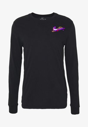 Zwarte Nike T-shirt met lange mouwen met een kleine kleurrijke afbeelding van een paarse en rode sneaker nabij de linkerschouder.