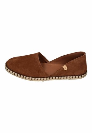 Zapato espadril de ante marrón tipo slip-on con suela envuelta en yute beige y costuras visibles a lo largo del borde de la suela.