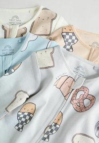 Tre mjuka, bomullsbodyar i pastellfärger med lekfulla matmotiv: bröd, glass och kringlor, alla med kontrasterande halslinningar.