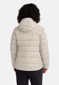 Hellgraue Puffermantel mit Kapuze, horizontal gestepptem Design, elastischen Bündchen und einer leicht taillierten Silhouette.