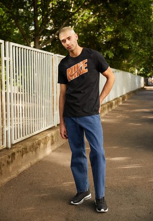 TEE - T-shirt con stampa - black/hot curry