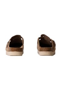 Sandales brunes avec semelle en liège, sangle ajustable et côtés découpés. Elles possèdent une semelle texturée pour l'adhérence et un profil bas et plat.