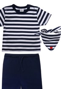 Navy- und weiße gestreifte T-Shirt, marineblaue Shorts und ein passendes Bandana mit einem roten Herzakzent. Baumwollstoff, kurze Ärmel, lässiges Design.