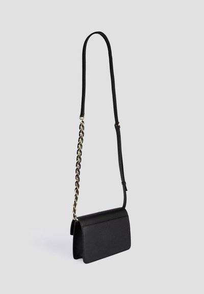 Borsa a tracolla nera in pelle con design a patta, caratterizzata da una tracolla in catena dorata per un tocco di dettaglio. Texture liscia e forma minimalista.