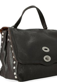 Borsa a tracolla in pelle nera con chiusura a pattina, dotata di borchie argentate lungo il lato e dettagli in metallo, superficie dal texture liscia.