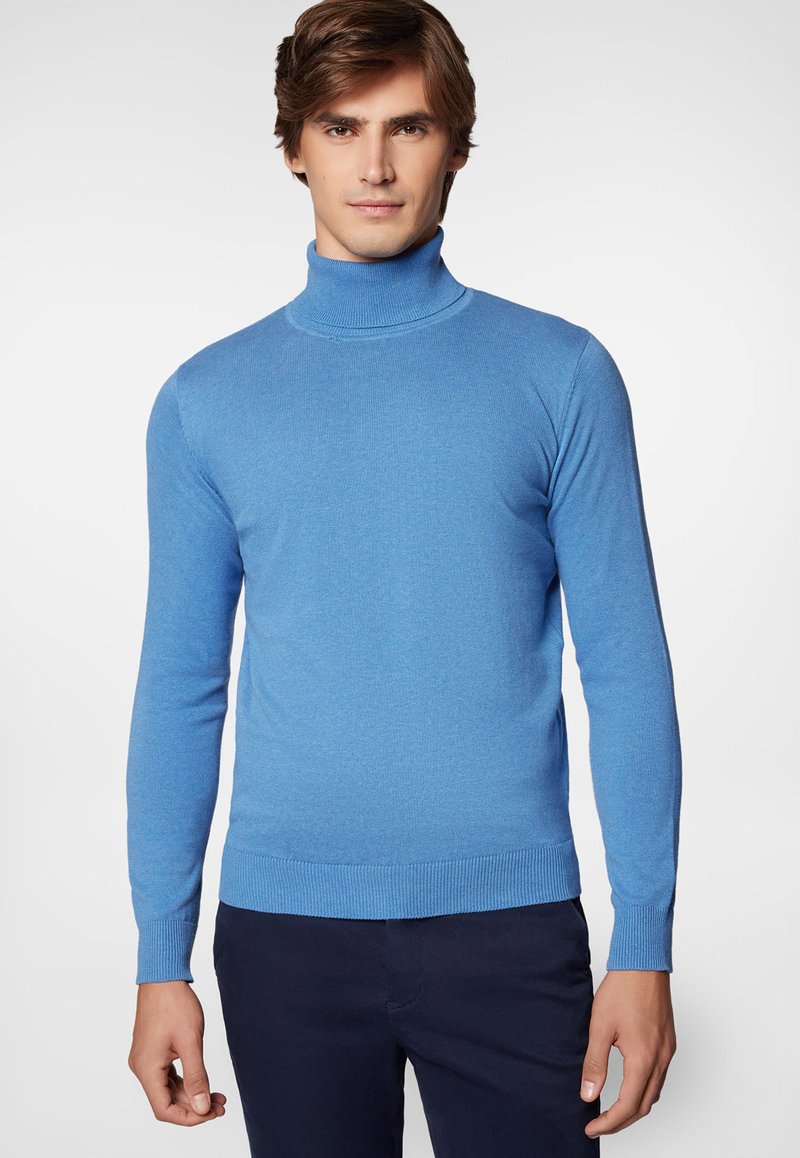 Jasnoniebieski sweter z golfem wykonany z delikatnej dzianiny, z długimi rękawami oraz prążkowanymi mankietami i dolnym brzegiem. Zaprojektowany w dopasowanej sylwetce.