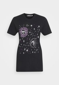 Černé bavlněné tričko s nebeskými grafikami: fialové slunce a měsíc, hvězdy a souhvězdí v bílé a fialové. Klasický design s crew neck výstřihem.