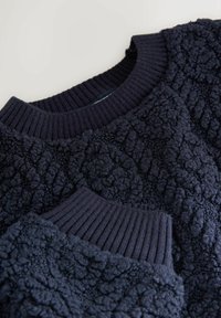 FLUFFY SOFT BORG CABLE LONG SLEEVE CREW NECK - Suéter de forro polar - navy