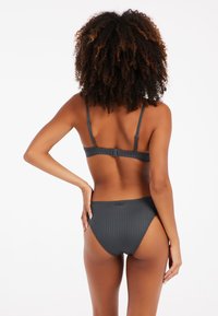 Sada bikiny v tmavě šedé barvě s ribovaným vzorem, která obsahuje nastavitelné ramínka, zapínání na háček na zádech a vysoké spodní díly s jemnými švy.