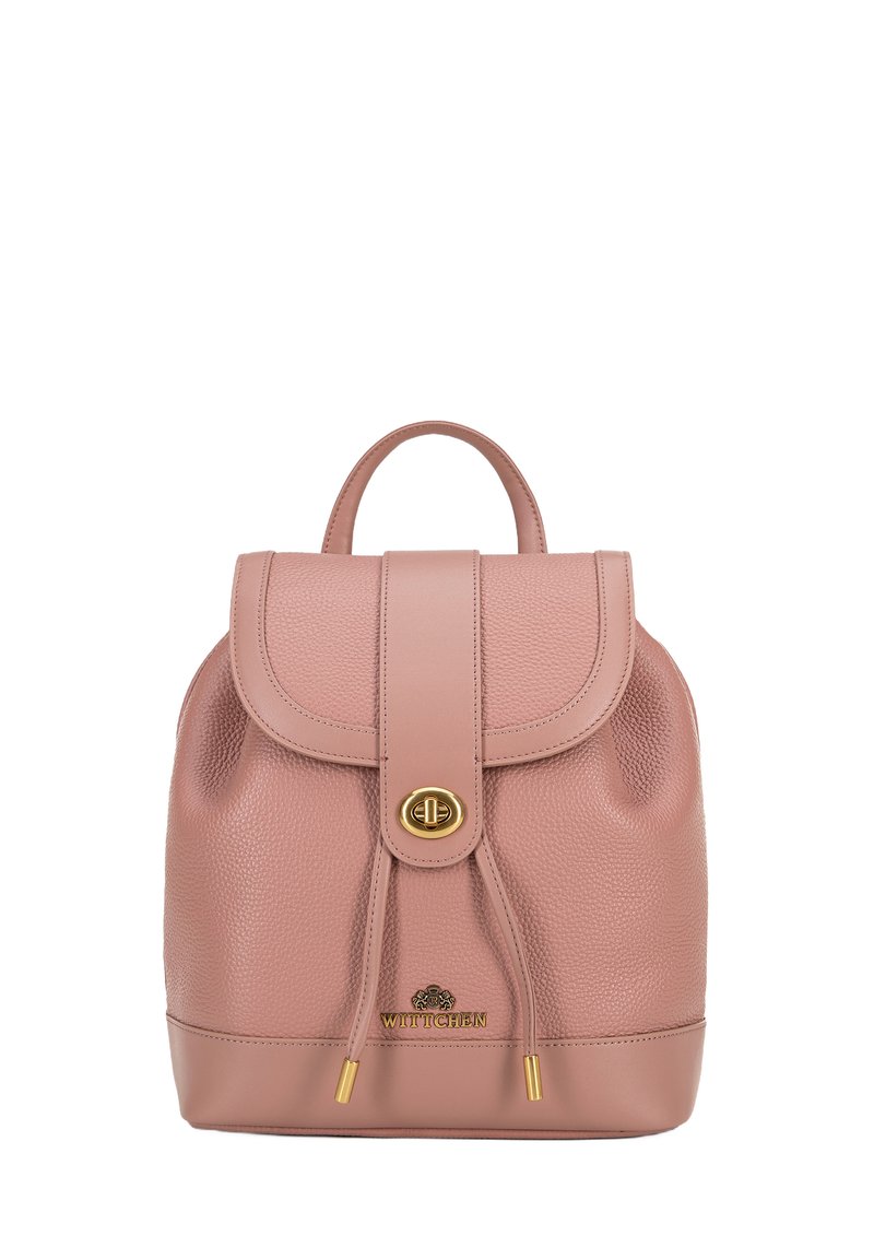 Zaino in pelle rosa con finitura testurizzata, parte superiore arrotondata e chiusura a patta. Presenta accessori in metallo dorato e un dettaglio a cordoncino sul davanti.