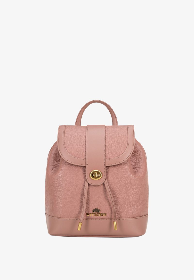 Sac à dos en cuir rose avec une finition texturée, un haut rond et un fermoir à rabat. Présente des accents en métal doré et un détail à cordon à l'avant.