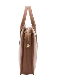 Borsa in pelle marrone con forma rettangolare slim, chiusura con zip superiore e cuciture rinforzate. Presenta un pulsante a scatto in ottone e manici.