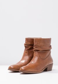 Steven New York SHRAMMIE - Stiefelette - cognac