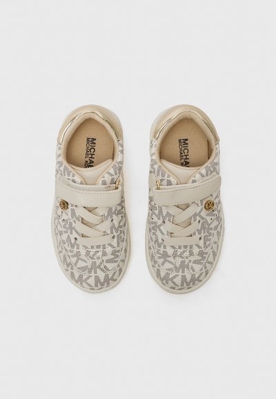 Zapatos beige de cordones con parte superior de tela estampada, acentos metálicos y una correa de tipo velcro. Incluyen una plantilla acolchada y suela de goma.