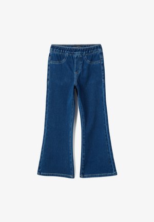 Pantalones vaqueros azules de corte acampanado con cintura elástica, que cuentan con dos bolsillos delanteros y detalles de costura. Textura suave y ajuste relajado.