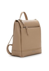 Beżowy skórzany plecak o fakturowanym wykończeniu, prostokątnym kształcie, regulowanych paskach i przedniej kieszeni na zamek błyskawiczny do przechowywania.